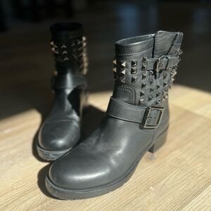 Valentino
Noir Rockstud Short Motorcycle Boot